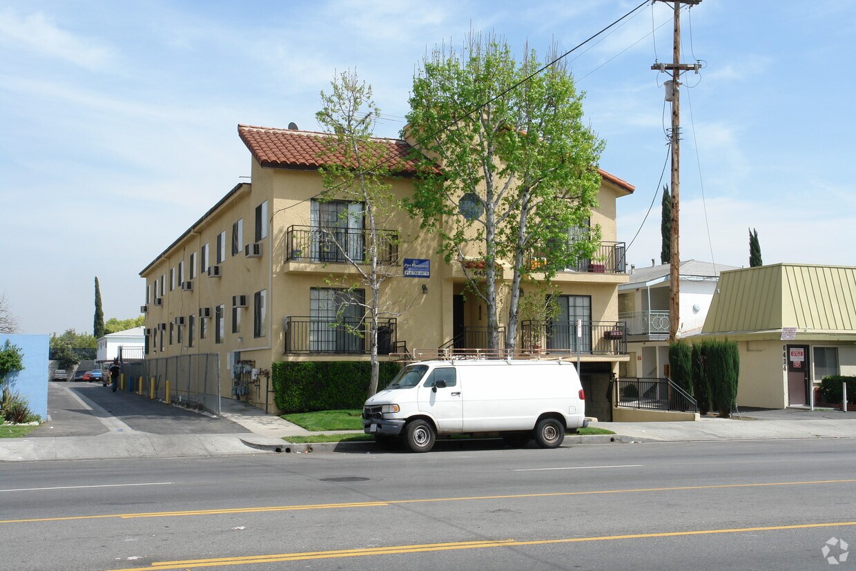 Foto del edificio - 6450 Woodman Ave