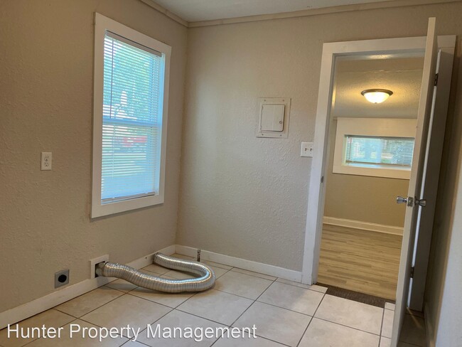 Building Photo - 3 br, 1 bath House - 826 N National Ave