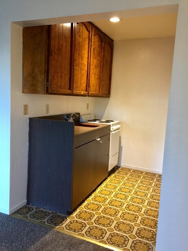 Building Photo - 640 Lakeview Dr