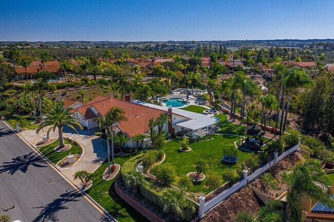 Building Photo - Luxury fully furnished single-story home w...