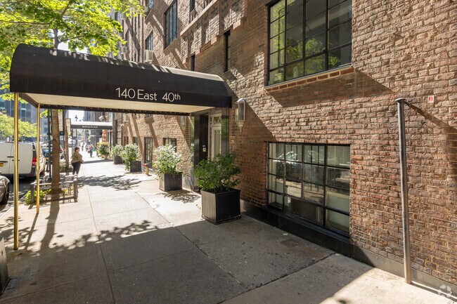 Building Photo - 140 E 40th St