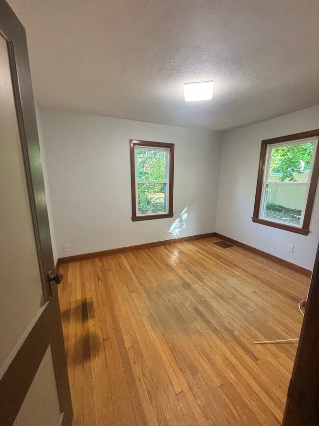 Building Photo - 203 Alder Ave