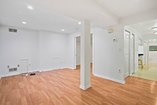 Photo - Wonderful Woodley 1 Bedroom with Parking Apartment