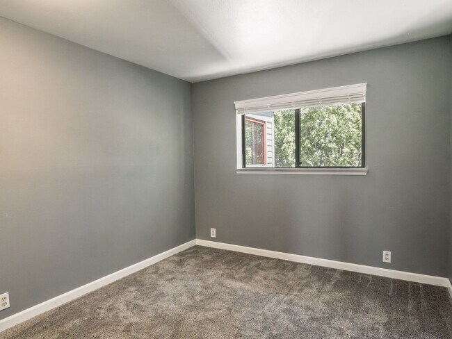 Building Photo - 2 Bed - 2 Bath Federal Way Condo!