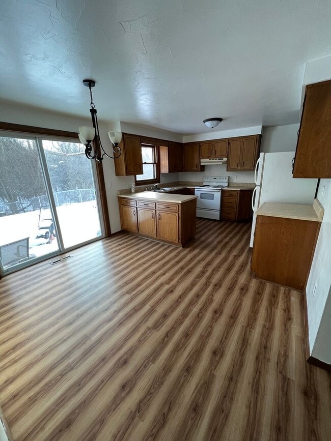 Building Photo - 2 Bed 1 Bath Duplex