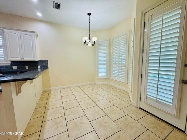 Foto del edificio - 100 Palm Bay Blvd