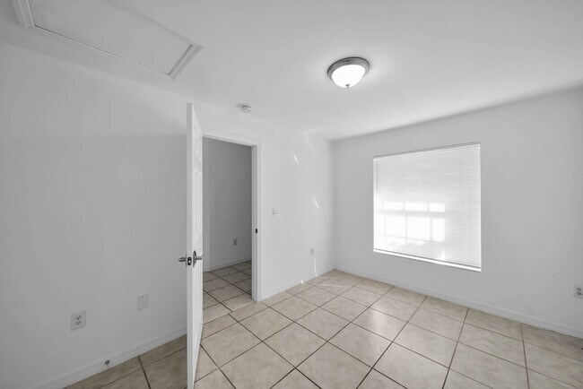 Building Photo - 1214 SE 24th Ave