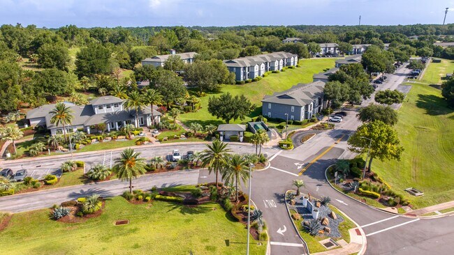 Descubra la comunidad con hermosos jardines de Elevate 155. Con vistas panorámicas, arquitectura moderna, exuberantes espacios verdes y belleza natural en una ubicación privilegiada en Mount Dora. - Elevate 155
