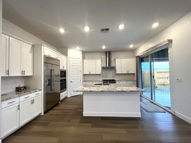 Foto del edificio - Brand New Single Story 4bd/2.5ba Folsom Ho...
