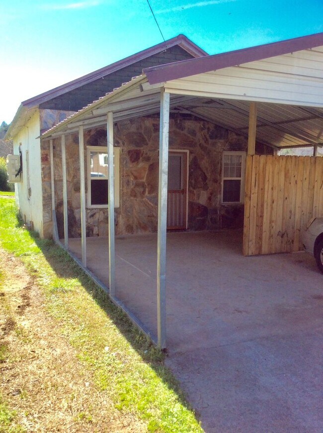 Building Photo - 16 Wells St