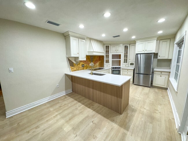 Building Photo - 4711 Sunnydale Ln N