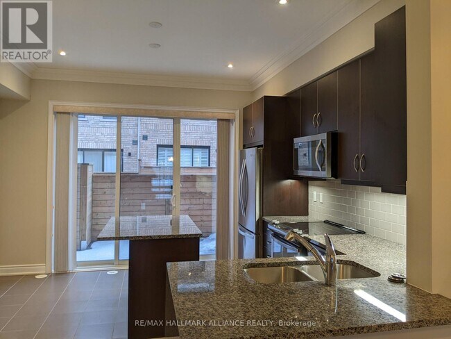 Photo du bâtiment - 2184 Trafalgar Rd