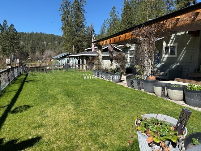 Foto del edificio - Cozy Lakeside Living on Long Lake – 2 Bed / 1 Bath Bungalow!