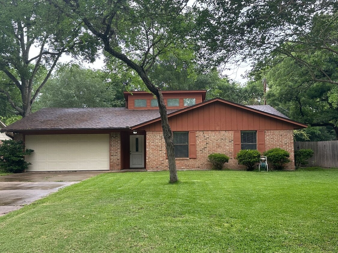 College Station - 3 Bedroom - 2 Bath - 2 vehicle car - Fenced in back yard - House. - College Station - 3 Bedroom - 2 Bath - 2 vehicle car - Fenced in back yard - House.