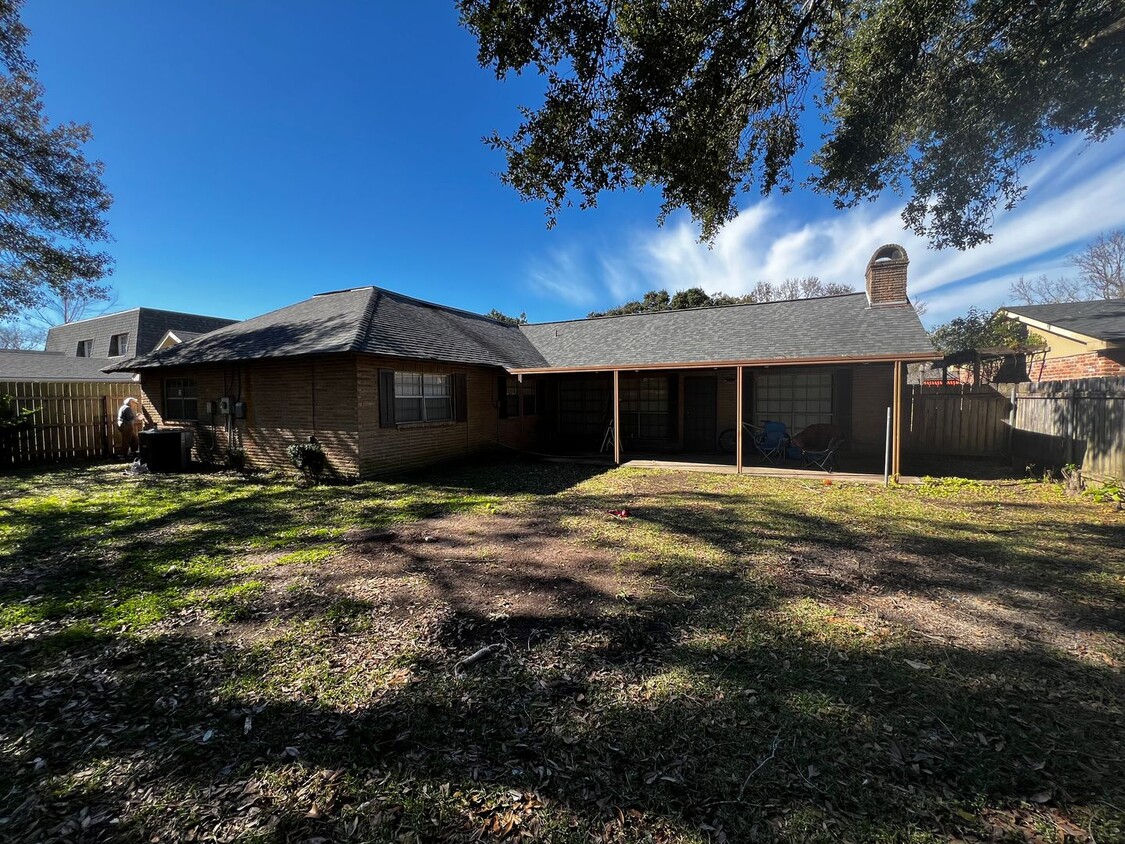 Building Photo - 3 Bedroom, 2 Bathroom, Brick home , 2 carp...