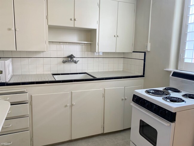 Building Photo - Studio, 1 bath  - 164 S 1300 E Apt 8