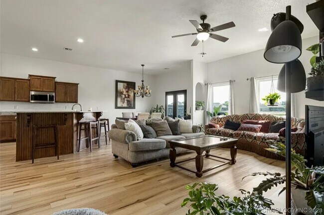 Foto del edificio - 4 Bed 2 Bath, 3 Car Garage