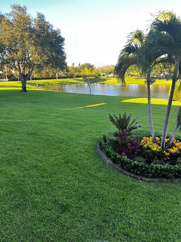 Foto principal - 8 Fanshaw Dr