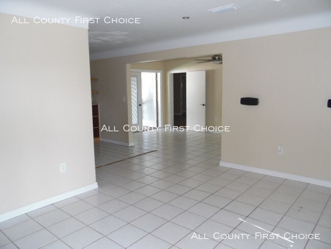 Building Photo - Spectacular 3 Bedroom Pool Home!