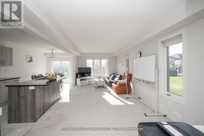Building Photo - 93 Heron St