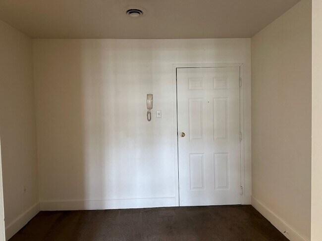 Building Photo - 4th Floor 1 Bedroom 1 Bathroom Apartment F...