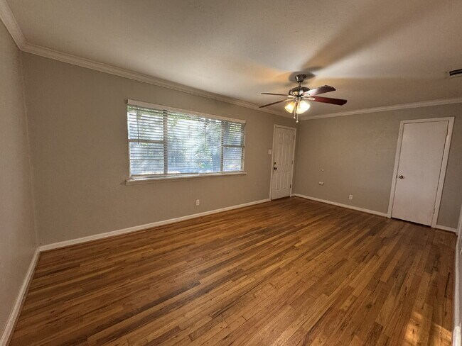 Foto del edificio - 3 bedroom  1 1/2 baths featuring large bed...