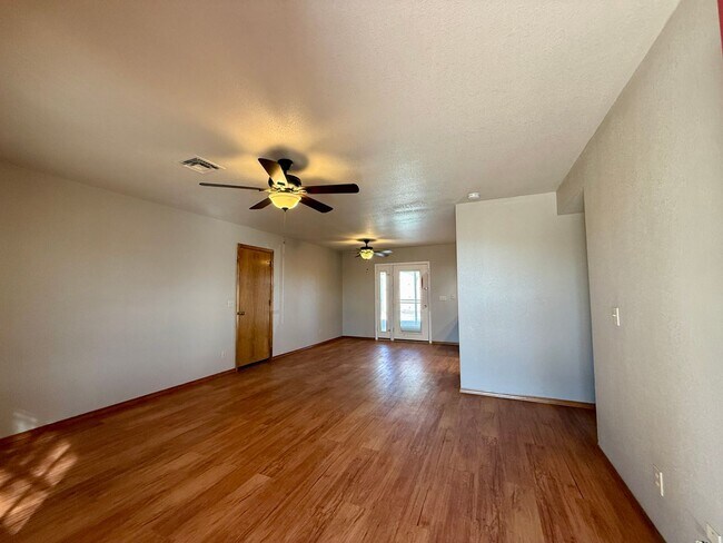 Foto del edificio - PENDING Long term - Unfurnished - Pool Home
