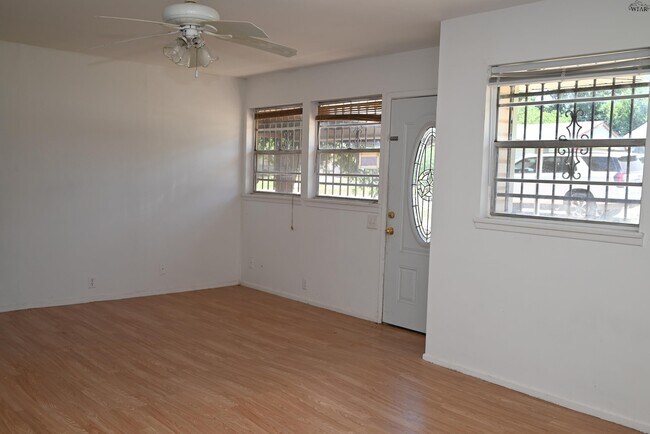 Foto del edificio - 1512 Parkdale Dr