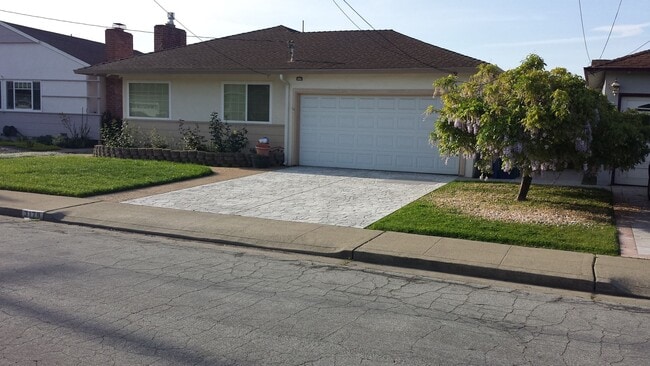 Building Photo - Castro Valley Gem: Near Lake Chabot, Shopp...