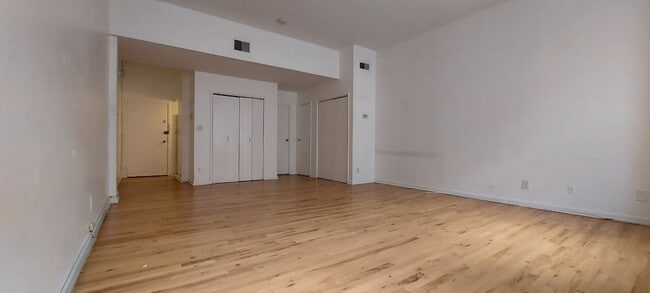 Building Photo - 341 Monmouth St