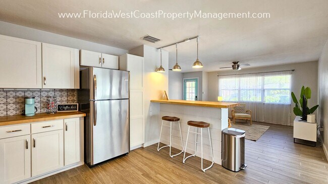 Foto del edificio - LOVELY FURNISHED 3 BED/1 BATH ALL TILE HOM...