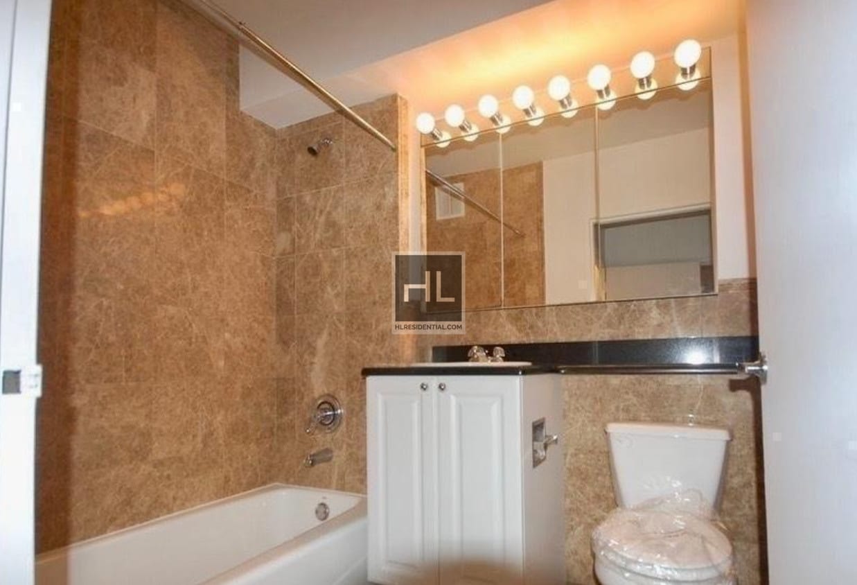 Building Photo - Spacious, Bright 2 Bed in SoHo!