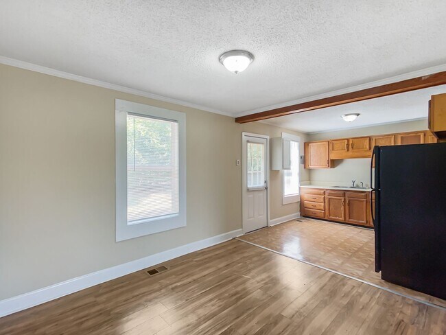 Building Photo - Available Now!!! 4 Bed, 2 Bath Home Close ...
