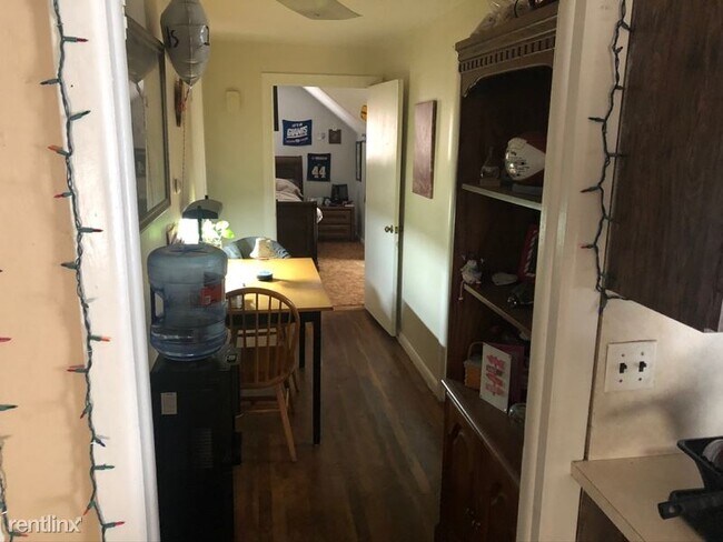 Building Photo - 1 br, 1 bath Apartment - 4 Becks Ct 5 Unit 5