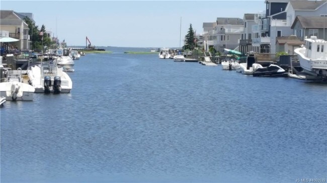 Foto del edificio - 8 Louisiana Dr