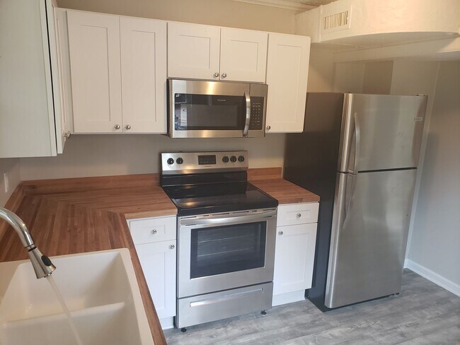 Foto del edificio - WELCOME TO THIS NEWLY RENOVATED 2 BEDROOM ...