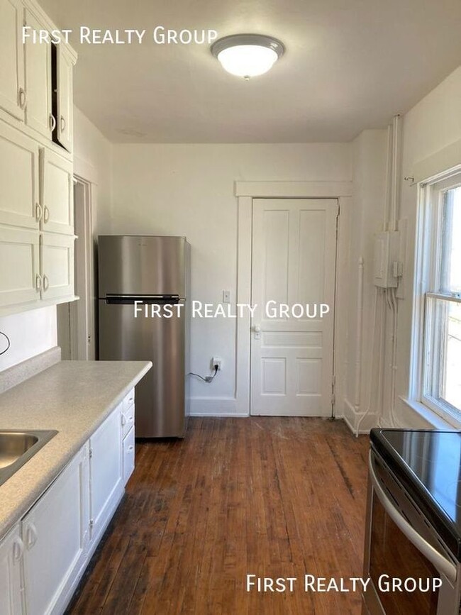 Building Photo - 1 Bedroom Upstairs Apartment, Move in Ready!