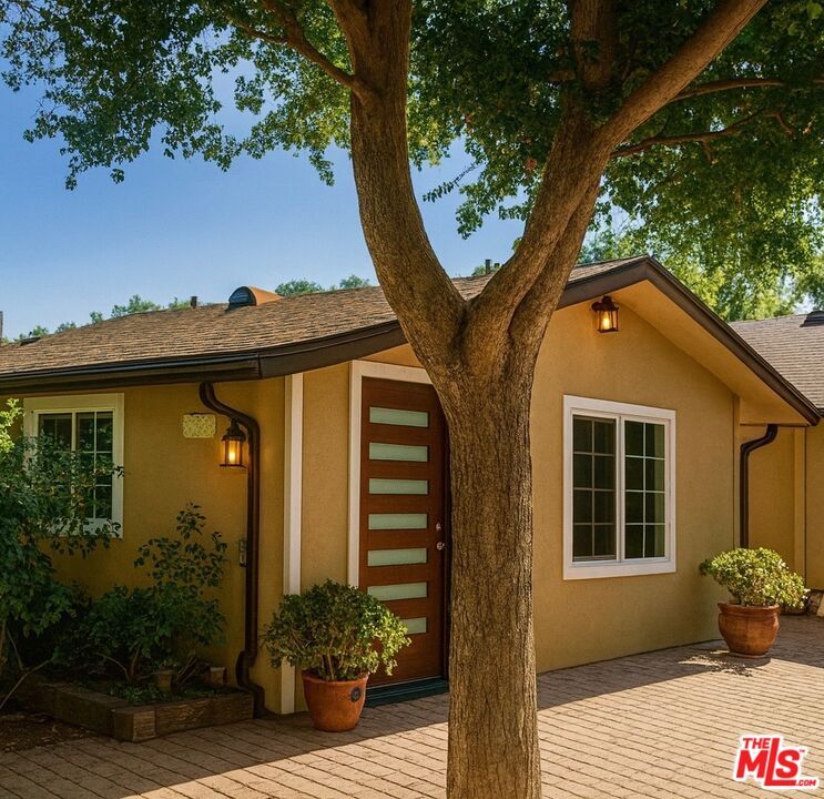 Primary Photo - 5240 Buffalo Ave