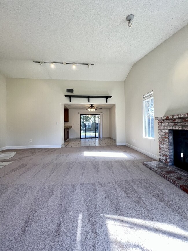 Foto del edificio - Gorgeous 4 bedroom 2 bath home in Folsom!