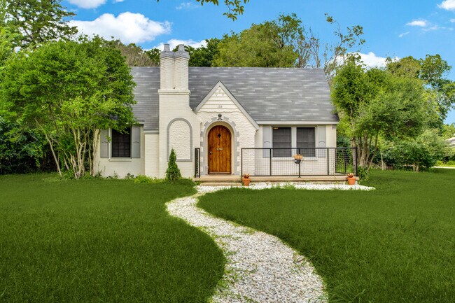 Building Photo - 133 E 7th St