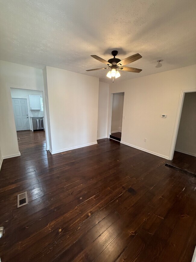 Foto del edificio - 2341 E 5th St