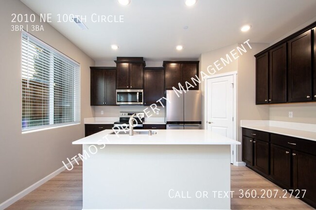 Foto del edificio - Stunning New 3BD Townhome In North Hazel Dell