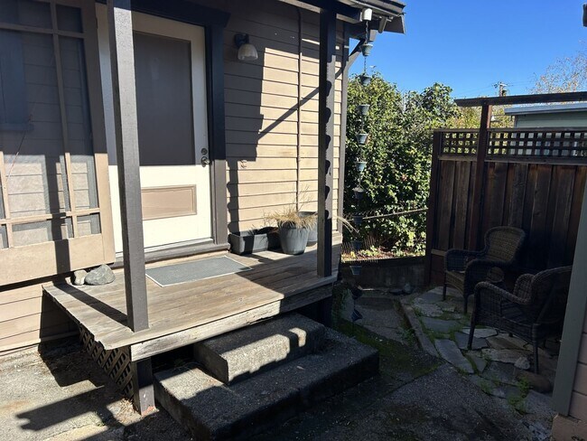 Building Photo - Lovely 1 Bedroom, 1 Bathroom Unit in West ...