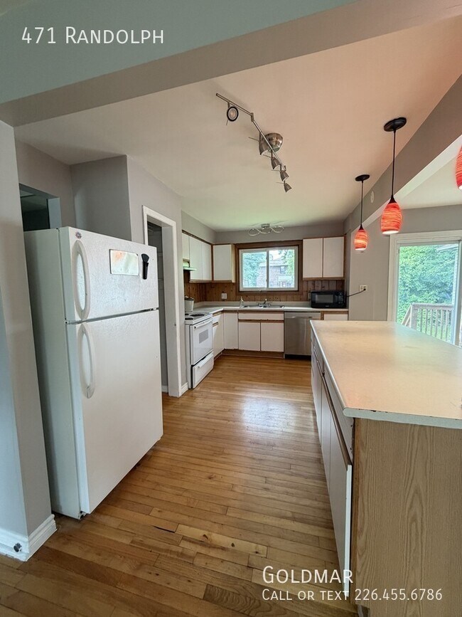 Building Photo - Large Home near the University! 6 Bedrooms & 2 Kitchens!