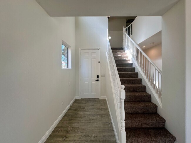 Foto del edificio - 4 BED 3 BATH HOME W/BONUS ROOM IN GATED COMMUNITY