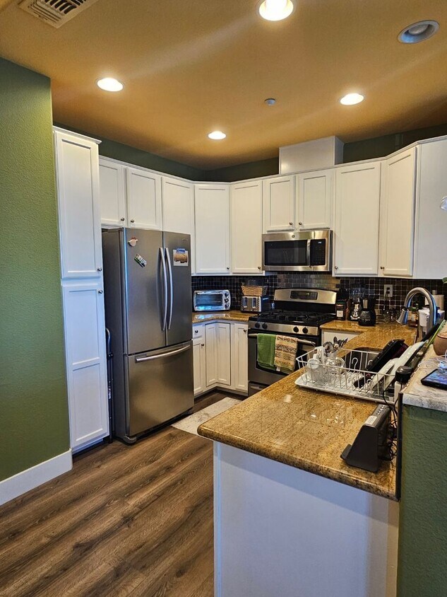 Primary Photo - Charming 3 Bedroom 3 Bath in Hayward