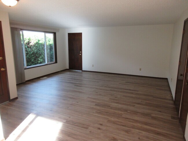 Foto del edificio - Spacious Two Bedroom Duplex