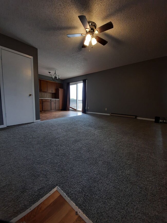 Foto del edificio - 4 BED | 2 BATH | TRI-LEVEL | DOUBLE GARAGE...