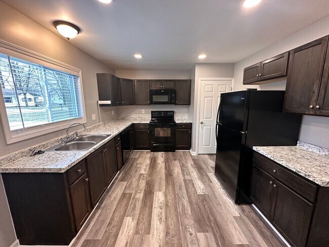 Building Photo - Updated & clean Rochester Hills 2 bed 1 ba...