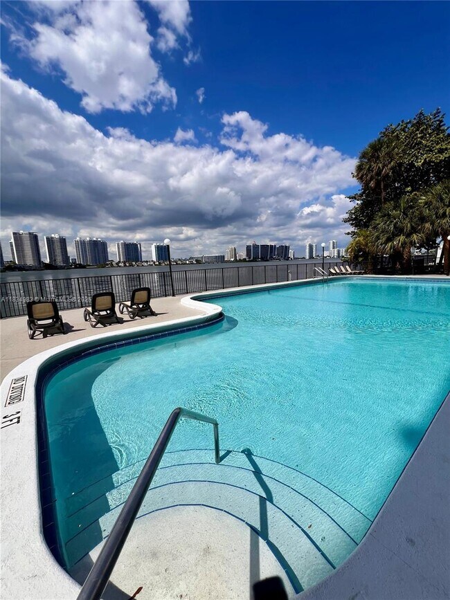 Foto del edificio - 17600 N Bay Rd